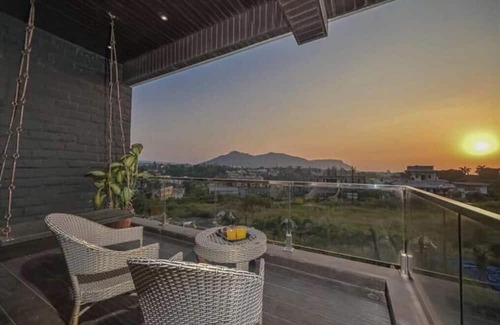 Kurvande Villa | 6BHK Chaos Mansion By Jalanta Stay