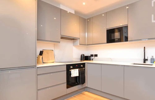 Finchley Apartment | Luxury 2BR 2BA London Apartment – Ideal for Families & Business Travel