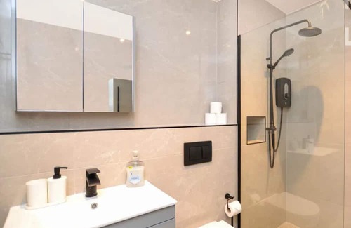 Finchley Apartment | Luxury 2BR 2BA London Apartment – Ideal for Families & Business Travel