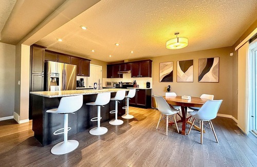 Chestermere House | Executive Home - Just Off Chestermere Lake