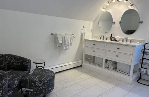 Rockport Apartment | Beautifully furnished Queen Bedroom en-suite, at the Inn at Starlight Lodge