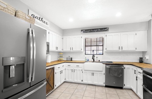 Los Lunas House | Comfy 3-bedroom home with massage chair and arcade right off freeway