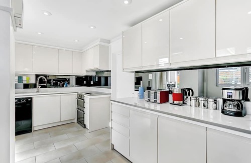 Bierton House | Aspen Close – 4-Bedroom Retreat with Spa, Sauna & Gym in Aylesbury