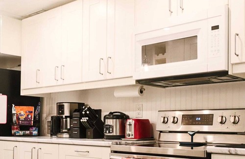 West Deane Park Apartment | Ideal for long stays, Near/airport GYM-Parking.