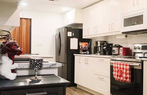 West Deane Park Apartment | Ideal for long stays, Near/airport GYM-Parking.