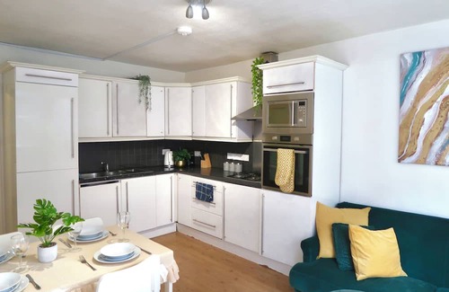 Bunhill Apartment | Trendy 4- bed Apartment in London w/balcony & lift, walking distance to tube