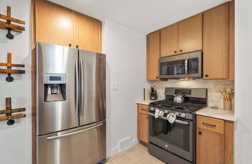 Southfield House | Renovated 7BR - Gym, Hot Tub, Sauna & Cold Plunge!