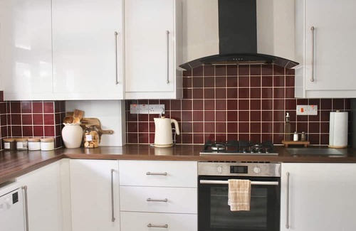 Shadwell Apartment | Entire 3 bedroom, ground floor, garden modern home