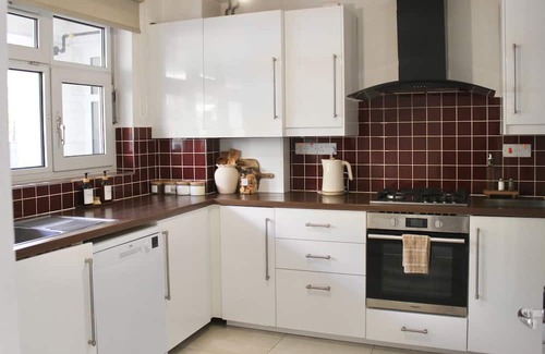 Shadwell Apartment | Entire 3 bedroom, ground floor, garden modern home