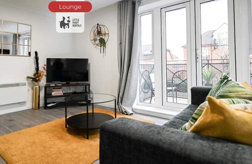 Bedford Apartment | Jungle King Suite with Parking