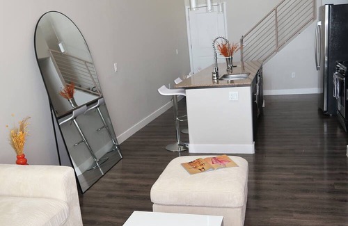 Riverside Apartment | 2 Bedrooms Lakeview Loft. Walk to Mill Ave & ASU.