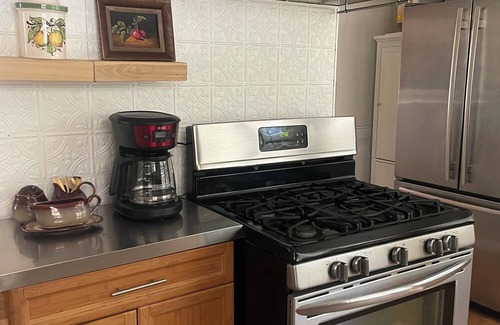 Riviera - Westchester House | Cozy 2 bedrm house in charming downtown Bakersfield with AC, fitness area & more