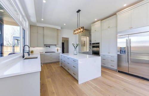 Burlington House | Luxury 5 BR, Gym, Sauna, Thtr, OD FP & Ktcn, Lake