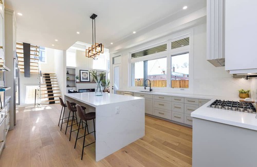 Burlington House | Luxury 5 BR, Gym, Sauna, Thtr, OD FP & Ktcn, Lake