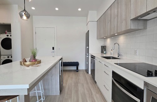 South Pandosy Apartment | Resort-style Waterfront Condo with Large Terrace, Pool, Hot Tub & Gym