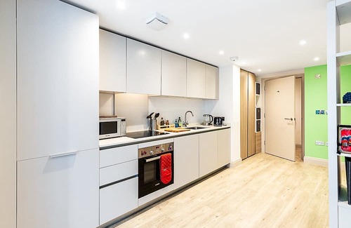 Turnham Green Apartment | ​Chiswick Studio Retreat with Private Balcony