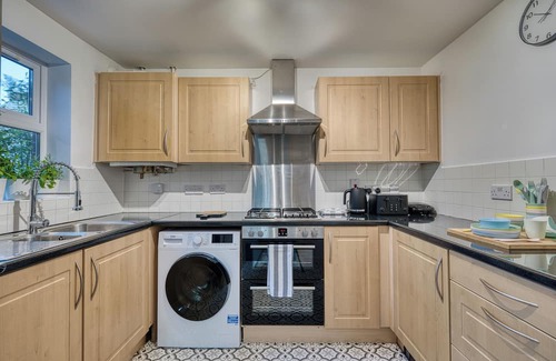 Market Harborough House | Comfort Lettings - Comfy 4bedroom/8 Beds & 2 Free Parking,Garden,Family Friendly