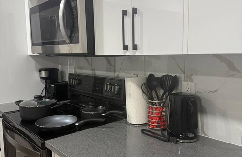 Southwest Edmonton House | Cozy 2 Bedroom Suite Close to Amenities