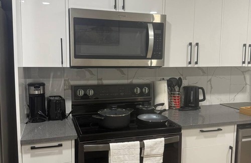 Southwest Edmonton House | Cozy 2 Bedroom Suite Close to Amenities