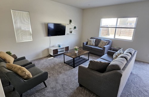 Merced House | Serene 6-bedroom house with AC in charming North Merced