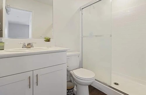 Merced House | Serene 6-bedroom house with AC in charming North Merced