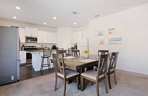 Merced House | Serene 6-bedroom house with AC in charming North Merced
