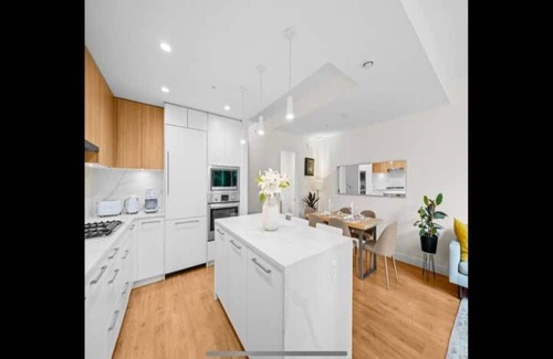 Pemberton Heights House | Terrific 4-bedroom townhome in enchanting North Vancouver with AC