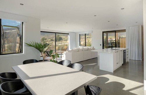 Kawarau Falls House | Spa, Trampoline & Views | Perfect for Families