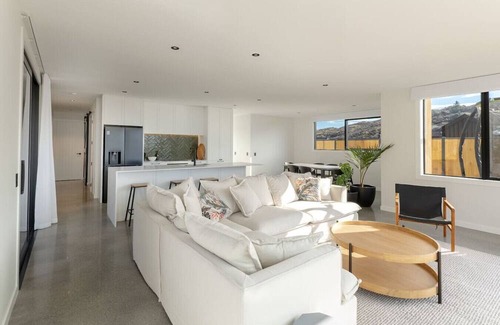 Kawarau Falls House | Spa, Trampoline & Views | Perfect for Families