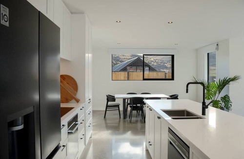 Kawarau Falls House | Spa, Trampoline & Views | Perfect for Families