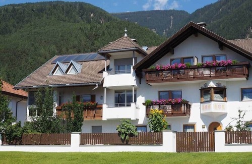 Brunico Apartment | Appartment with beautiful mountain view by Tamanhof