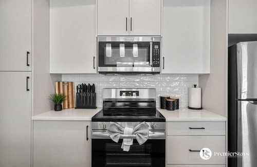 Springbank Hill House | Executive Suite with King Bed » Garage » AC » Free Banff Pass » 65"