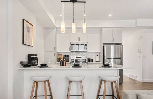 Springbank Hill House | Executive Suite with King Bed » Garage » AC » Free Banff Pass » 65"