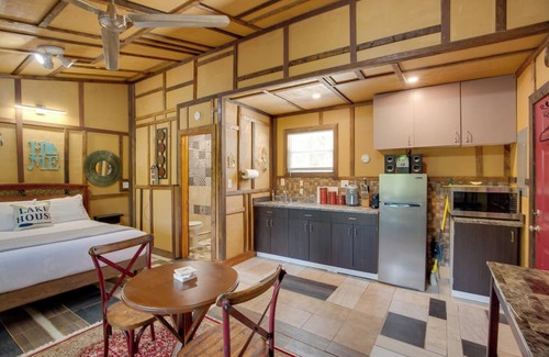 Lake Lafayette Apartment | Walk to Lake Lafayette: Wooded Cabin w/Deck!