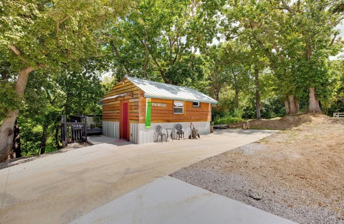 Lake Lafayette Apartment | Walk to Lake Lafayette: Wooded Cabin w/Deck!