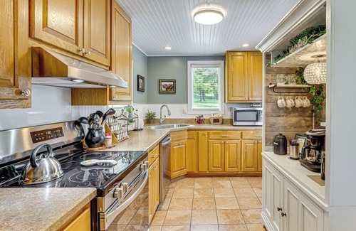 Kansas City House | 5 Mi to Kansas Speedway! 'Cowtown Cutie KC'