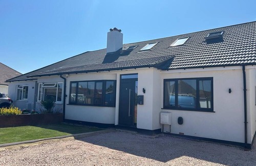 Brighton House | Large house close to the beach and shops sleeps 10