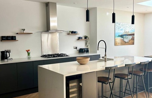 Brighton House | Large house close to the beach and shops sleeps 10