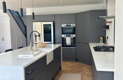 Brighton House | Large house close to the beach and shops sleeps 10