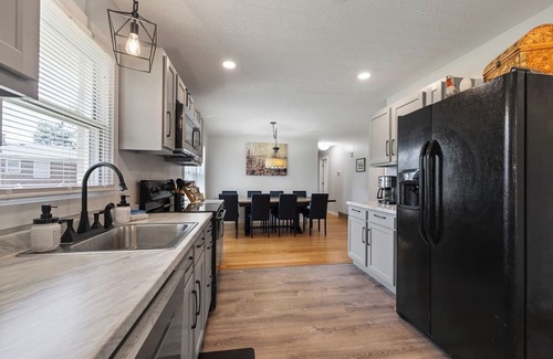 Hikes Point House | Renovated 5BR Retreat 2 Living Rooms Sleeps/Dining for 10, Close to major HWY's