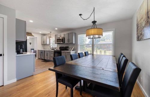 Hikes Point House | Renovated 5BR Retreat 2 Living Rooms Sleeps/Dining for 10, Close to major HWY's