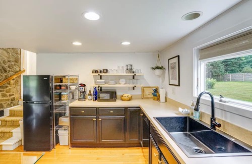 Austerlitz House | Private Cottage Close to Shopping, Skiing, Swimming, Hiking, Biking and Dining.