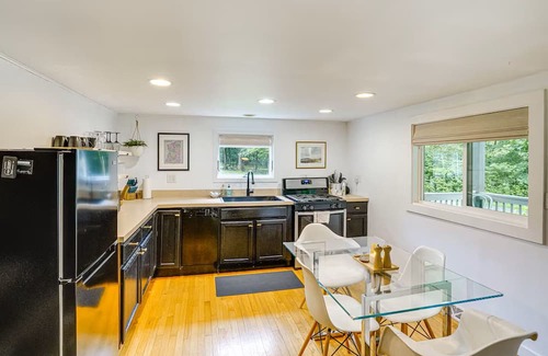 Austerlitz House | Private Cottage Close to Shopping, Skiing, Swimming, Hiking, Biking and Dining.