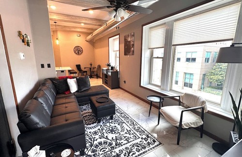 Muscatine Apartment | New 2-bedroom loft in center of Downtown Muscatine. Shopping, food, pubs nearby.