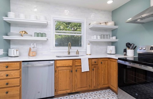 Winterset House | The Little Brick House - Walkable to the Square Dining & Shopping