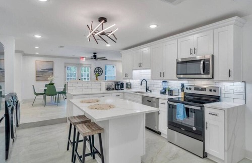 Tulane - Gravier Hotel | NOLA Getaway! 4BR w Shared Backyard near Streetcar
