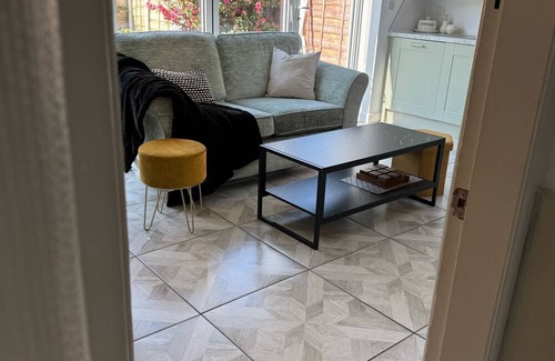 Trafford House | Charming 3-Bedroom, 2 Bathroom home in Urmston, sleeps 5.
