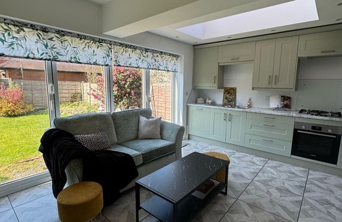 Trafford House | Charming 3-Bedroom, 2 Bathroom home in Urmston, sleeps 5.