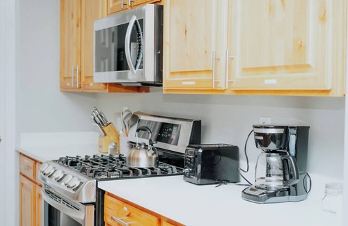 West Jordan House | Modern 5BR Getaway Sleeps Large Groups Near Ski & City
