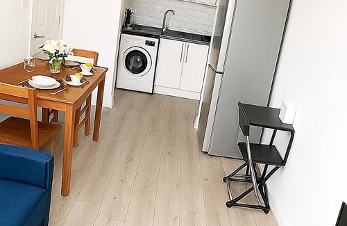 Island Gardens Apartment | Contractor Stay Free Wifi & Free Parking